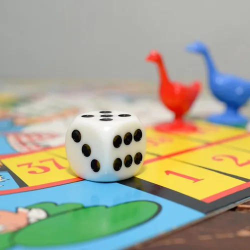 Vista 6 de Juego de 50 dados blancos de 0.639 pulgadas de acrílico redondeados de seis caras D6 con puntos negros para juegos de mesa, fiestas, diversión