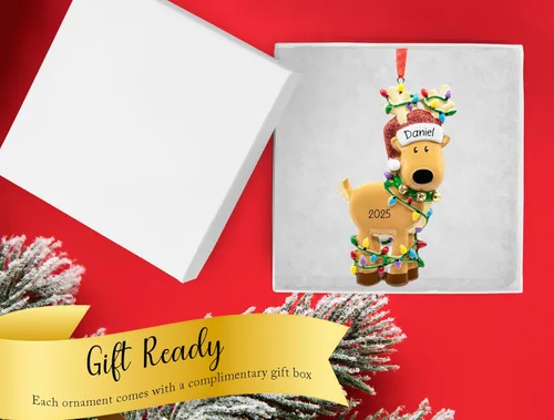Vista 4 de Adorno de Navidad personalizado de reno 2026 – Personalización gratuita Figura de ciervo con sombrero de Papá Noel enredado en luces para árbol