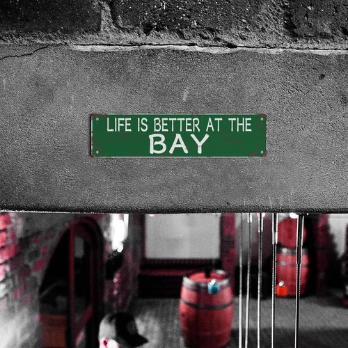 Vista 7 de Letrero de metal vintage con texto en inglés «Life Is Better At The Bay», clásico retro, de 4 x 16 pulgadas, letreros de metal de calle divertidos