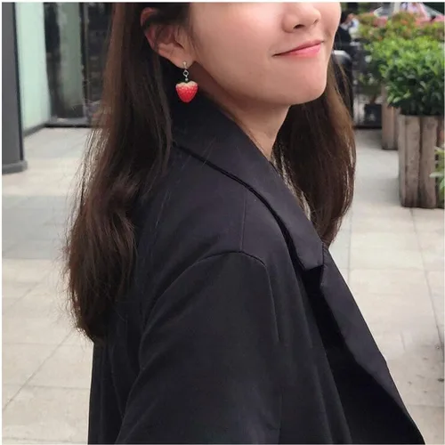 Vista 5 de Aretes de fresa para mujer, diseño de fresa grande, divertidos aretes de fresa roja, collar colgante de fruta