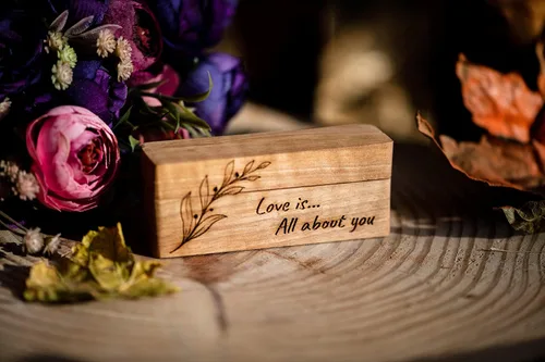 Vista 4 de LUNA MOTH Caja delgada de madera para anillos de boda, soporte de doble anillo de madera grabada para 2 anillos, caja rústica para propuesta
