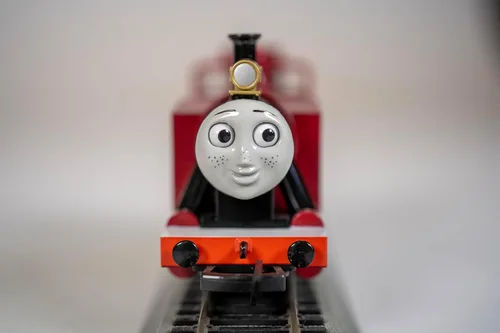Vista 2 de Thomas & Friends - Rosie con ojos en movimiento - Rojo - Escala HO