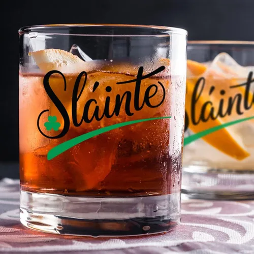Vista 3 de Toasted Tales - Día de San Patricio - SLAINTE con hoja de trébol impreso en vasos de whisky Vasos de San Patricio para decoraciones de fiesta