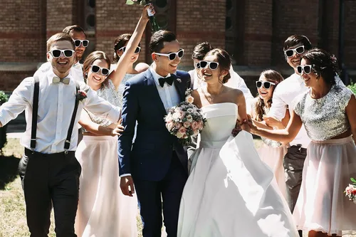 Vista 2 de TheGag Gafas de sol blancas a granel (paquete de 36) gafas de sol para boda, fiesta nupcial, paquete de recuerdos de fiesta para mujeres y hombres