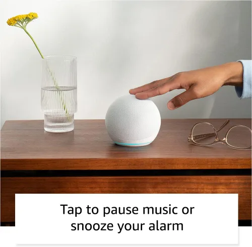 Vista 7 de Echo Dot (5ª generación, versión 2022) en paquete Glacier White con bombilla de color inteligente TP-Link Kasa