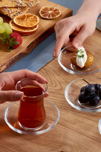 Vista 4 de Tazas y platillos turcos, 12 piezas, auténticos vasos de té turco de cintura delgada, juego de té tradicional perfecto para fiesta de té árabe