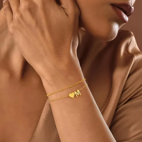 Vista 6 de M MOOHAM Pulseras de oro con inicial de corazón para mujer, pulseras con dije de letra A-Z de corazón dorado en capas para mujer, pulseras