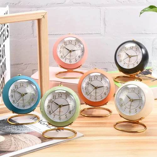 Vista 7 de Tetino Relojes despertadores analógicos, retroiluminación retro, bonito diseño simple, pequeño reloj de escritorio con luz nocturna, silencioso sin