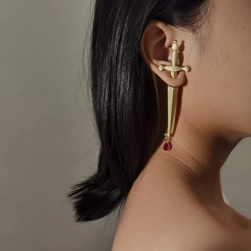 Vista 5 de Pendientes largos de espada gótica con forma de gota de sangre, pendientes vintage de espada de daga para mujeres y hombres de fantasía para fiestas