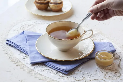 Vista 3 de Wholesome Sweeteners 16 onzas de miel cruda orgánica no filtrada blanca en tarro, 100% pura, certificada de comercio justo, sin OMG, verificación
