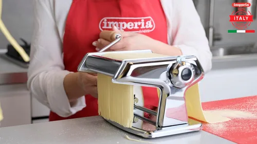 Vista 2 de Imperia Titania Pasta Maker - La máquina está 100% fabricada en Italia, construcción de acero resistente, rodillo manual con mango de madera