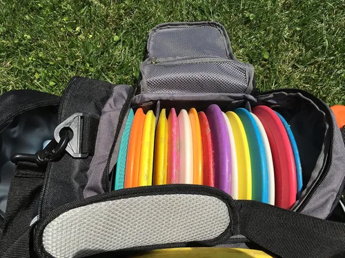 Vista 7 de The Throwback Sack – Bolsa para discos de Frisbee y golf con refrigeración y acolchado extra, correa cómoda – Para 12-15 discos y 6 bebidas frías.