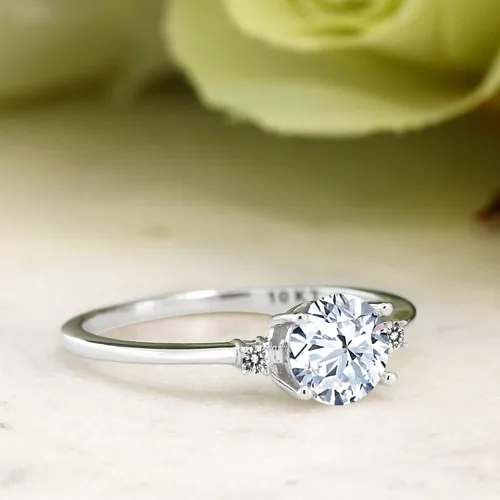 Vista 4 de Gem Stone King Anillo solitario de compromiso de oro blanco de 10 quilates con zafiro blanco y diamantes blancos para mujer (1.23 qttw)
