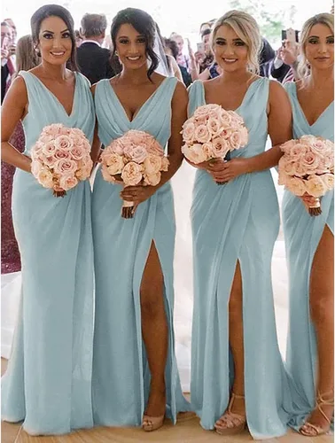 Vista 2 de Vestido de dama de honor de gasa con pliegues y cuello en V y tren con cepillo