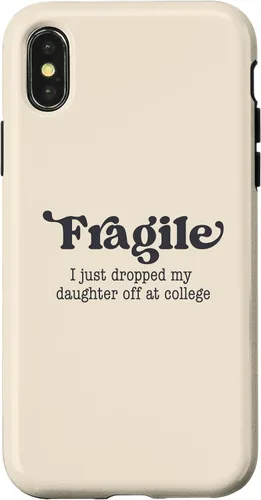 Vista 5 de Frágil - Carcasa para iPhone 16 con texto en inglés "I Just Ddrops My Daughter Off at College Parents