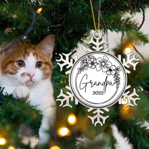 Vista 4 de Adorno colgante de Navidad promocionado para abuelo, adornos de Navidad de copo de nieve de metal, decoración de árbol a hogar para la primera