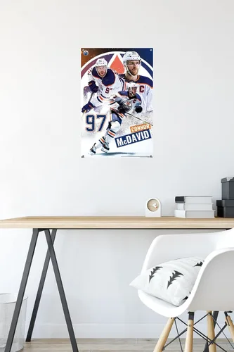 Vista 6 de Trends International NHL Edmonton Oilers - Póster de pared de Connor McDavid 22, 14.725 x 22.375 pulgadas, paquete de póster premium y alfiler
