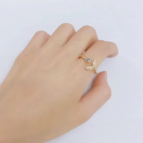 Vista 4 de Anillo de cola de sirena azul con circonita cúbica delicada chapada en oro y compromiso de compromiso de moda, apilable, abierto y ajustable