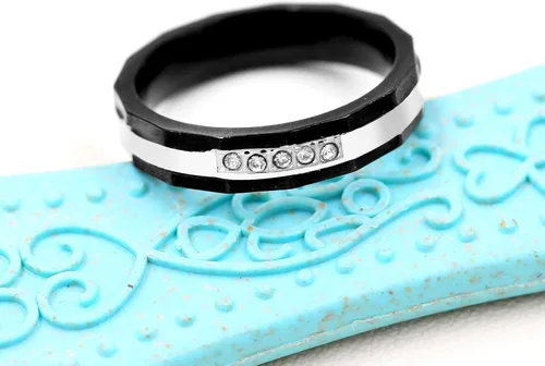 Vista 4 de Uloveido Anillos de compromiso de boda de acero inoxidable de titanio para parejas, grabados, amor real Y552