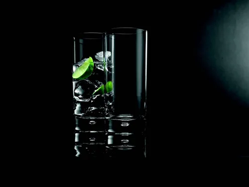 Vista 9 de Home Essentials & Beyond Juego de 4 vasos Highball, vasos para beber de 17 oz, Serie Roja con base de burbujas pesada