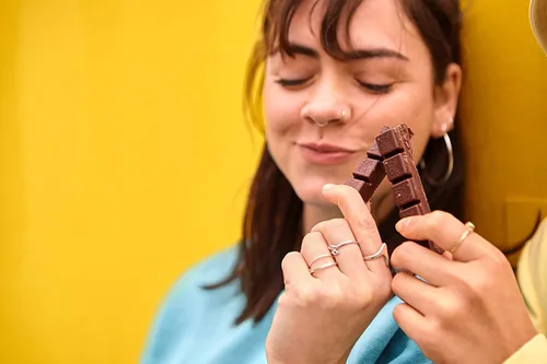 Vista 5 de Ritter Sport Nut Class Dark con barra de caramelo de avellanas enteras de chocolate de 3.5 onzas cada paquete de 10 barras de tamaño completo). El