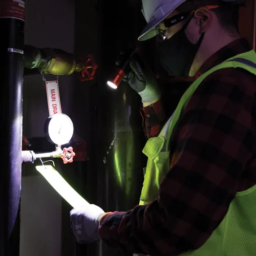 Vista 4 de Klein Tools Linterna LED recargable 56412 con luz de inundación, 500 lúmenes, USB-C recargable, clip de bolsillo, imán, para trabajo profesional