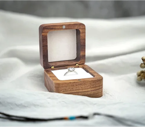 Vista 4 de WisePoint Caja de anillos de madera personalizada, mini caja de soporte para anillos de compromiso con una sola ranura, caja cuadrada para anillos