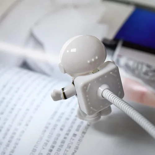 Vista 5 de Spaceman - Luz nocturna de caricatura, luz LED creativa de caricatura, luz LED de libro USB, lámpara de escritorio para computadora de astronauta
