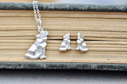 Vista 7 de Collar de lobo de origami con cadena de plata de ley de 16