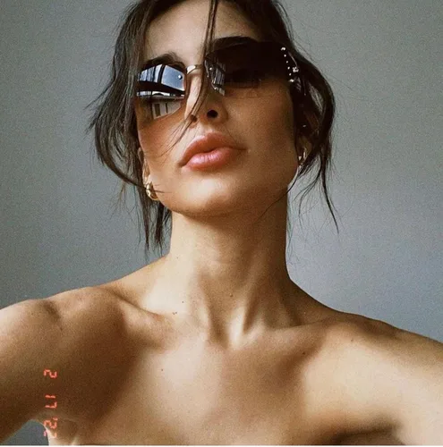 Vista 2 de GUVIVI Gafas de sol Y2K envolventes para mujeres y hombres, gafas de sol con parte superior plana, gafas de sol futuristas sin marco con lentes