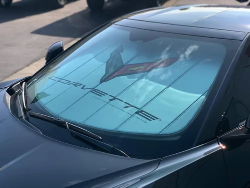Vista 6 de Parasol estilo acordeón C8 Corvette - Aislado plateado con logo plegable para parabrisas para Corvettes Stingray, Z51, Z06, E-Ray de 2020-2026