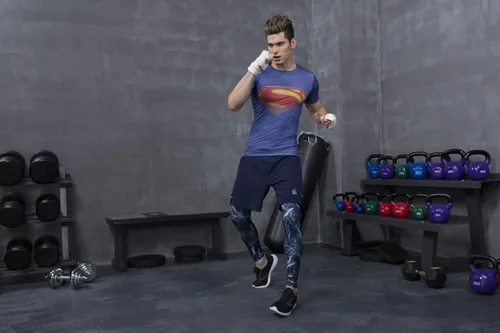 Vista 7 de Red Plume Camiseta deportiva de compresión para hombre, diseño de murciélagos