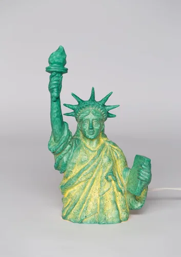 Vista 6 de Cosmos Gifts Fine Porcelain Statue of Liberty Tabletop Night Light Figurine, 11 in