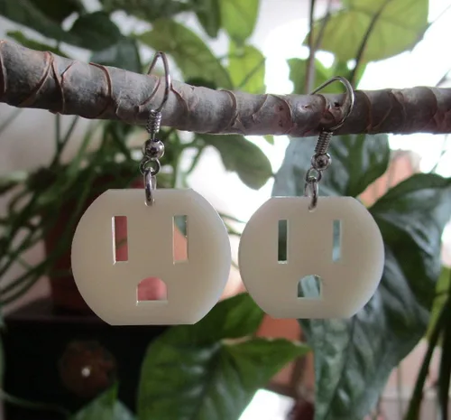 Vista 7 de Aretes de salida eléctricos hipoalergénicos hechos a mano, sin níquel, divertidos aretes colgantes para electricista, joyería de estilo ecléctico