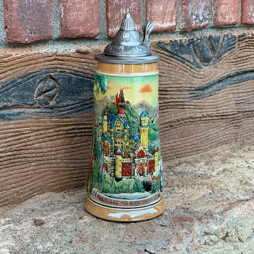 Vista 5 de Essence of Europe Gifts E.H.G OktoberfestHaus - Taza de cerveza grande de Ludwig's Neuschwanstein Schloss (castillo), grabado con tapa, diseño