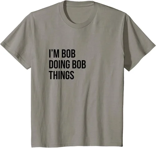 Vista 25 de Camiseta con texto en inglés "I'm Bob Doing Bob Things" Asfalto