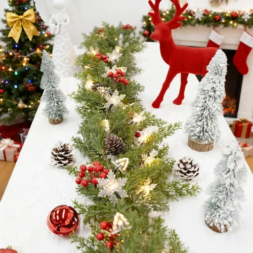 Vista 3 de Guirnalda de Navidad Dushle de 6 pies con luces, funciona con batería, guirnalda de Navidad iluminada con conos de pino, bayas rojas, copos de nieve
