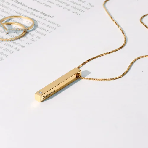 Vista 7 de OAK & LUNA - Collar de barra de pilar personalizado con opciones de diamantes - Colgante grabado con inscripción personalizada - Hasta 4 nombres