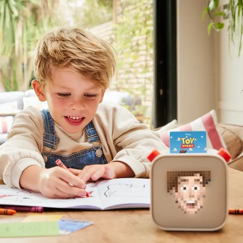 Vista 3 de YOTO Queen: Greatest Hits Volume 1 - Tarjeta musical para niños para usar con reproductor y mini dispositivo de audio todo en 1, escucha sin