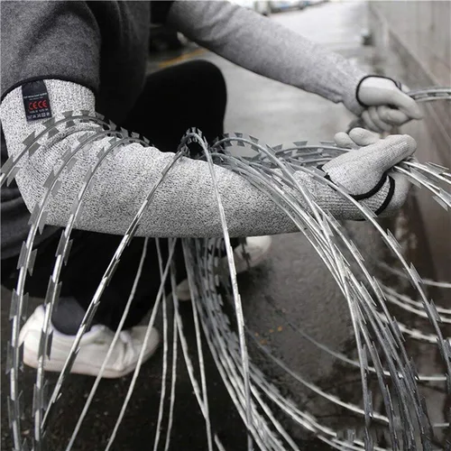 Vista 3 de Guantes y mangas de nitrilo resistentes a los cortes con protección EN388 Nivel 5 Negro