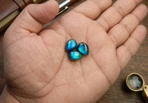 Vista 3 de Caja de 3 piezas de piedras preciosas sueltas de labradorita de fuego azul en forma de pera calibrada natural de 0.394 x 0.551 in. Para el bienestar