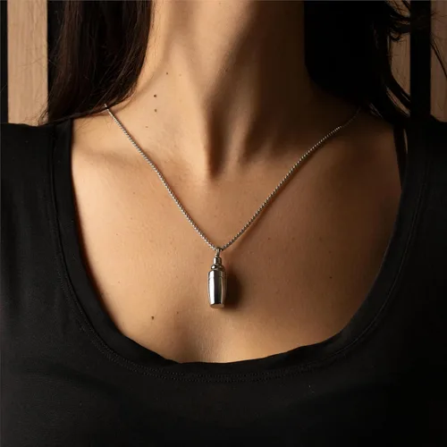 Vista 8 de Collar de coctelera más pequeño jamás - Colgante de acero inoxidable Accesorio de barra novedoso para camareros y amantes de los cócteles, Acero