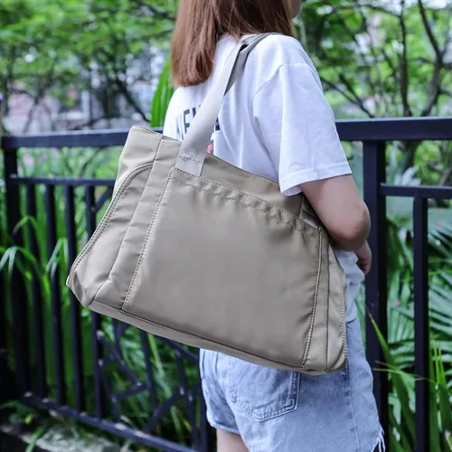 Vista 4 de Manfnee Bolso de mano de nylon para las mujeres Waterpoof Bolso de hombro multifunción de viaje Bolsas de mensajero de trabajo
