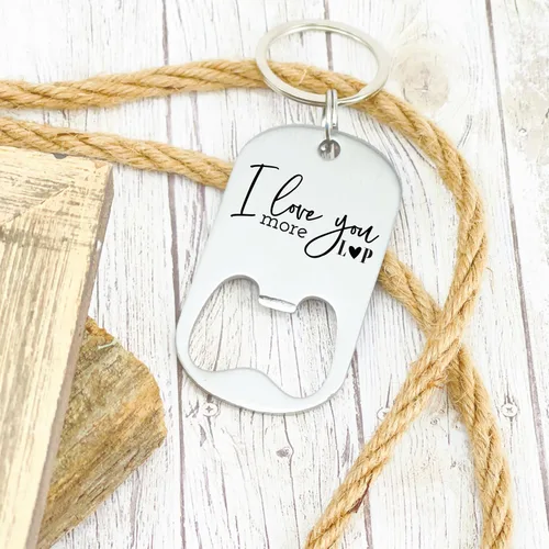 Vista 3 de Regalo personalizado para novio con texto en inglés "I Love You More", llavero abrebotellas, idea de regalo para él, regalo de Navidad personalizado