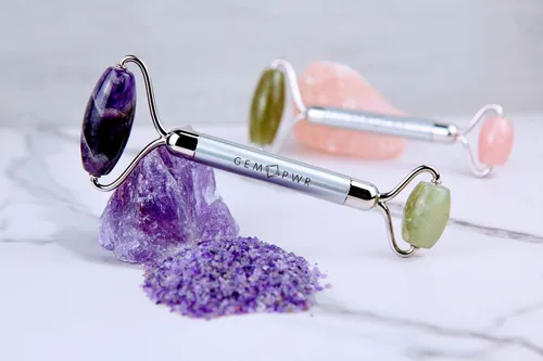 Vista 5 de Amatista + rodillo de jade para masaje facial y cuello, piedras preciosas dobles con mango de acero duradero y bolsa de viaje. Minimiza las arrugas