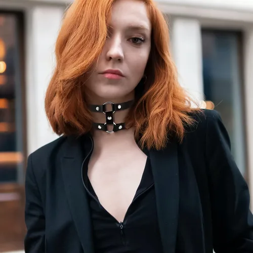 Vista 4 de UBGICIG Gargantilla negra de piel sintética para mujer, gargantilla gótica punk ajustable, collar de corazón de roca, accesorio de disfraz