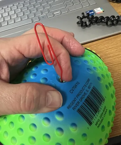Vista 8 de Fútbol de práctica Regent de neón en colores arcoíris de 9" con espinas para mejor agarre, hecho de goma suave. Inflable, viene prelleno de aire