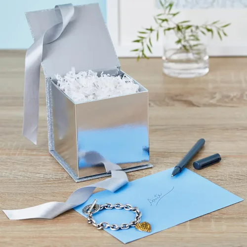 Vista 2 de Hallmark Caja de regalo pequeña con lazo y relleno de papel triturado (caja de regalo Silver Signature de 4 pulgadas con purpurina) para bodas