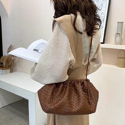 Vista 2 de NAARIIAN Bolsa de dumpling, bolso de mano para mujer, bolso de hombro para mujer, bolso de mano de diseñador de nube, bolso tejido de piel sintética