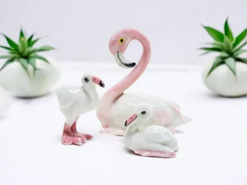 Vista 5 de WitnyStore Pequeña figura de pájaro flamenco de pie rosa y blanco de 1 pulgada de alto, hecha a mano, pájaros de cerámica, animales coloridos